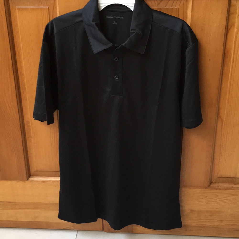 Black polo. Unisex. Size small - Picture 1 of 3